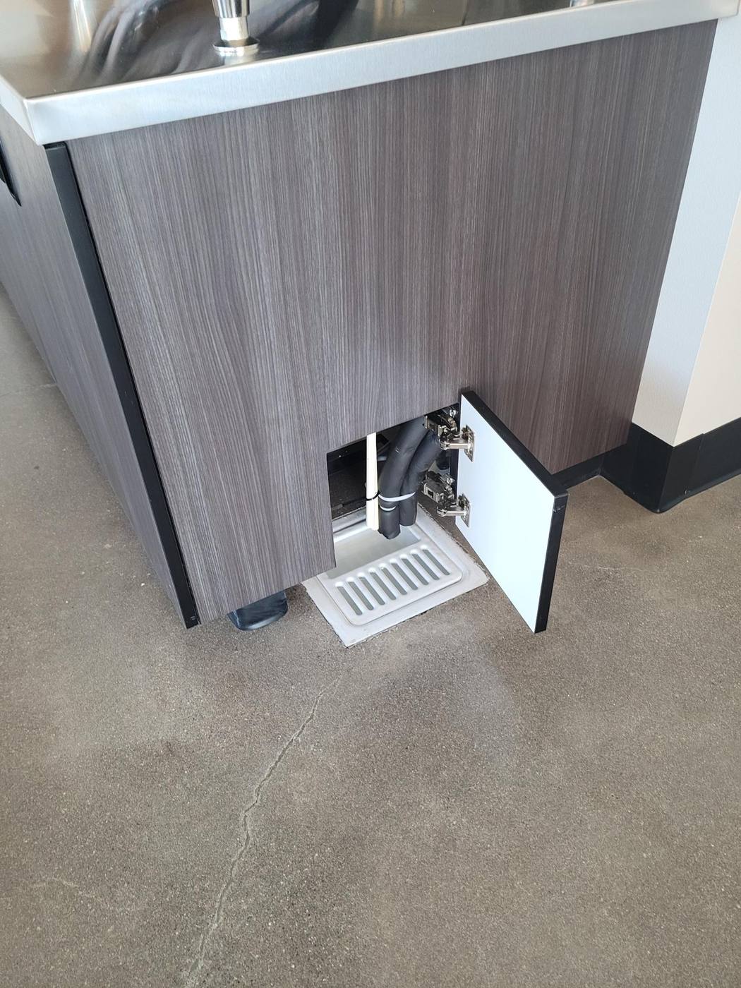 Big O Bagel: Service cabinet with access compartment