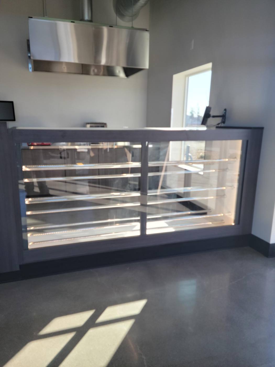 Big O Bagel: Glass display cabinet