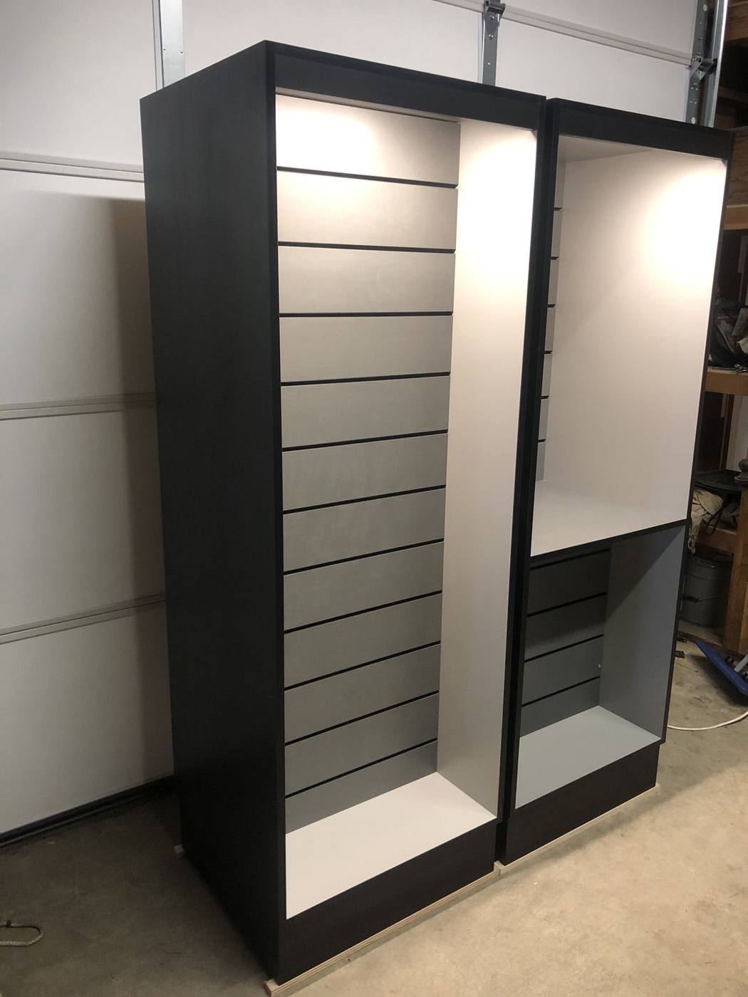 Bigfoot: Display cabinet, side view