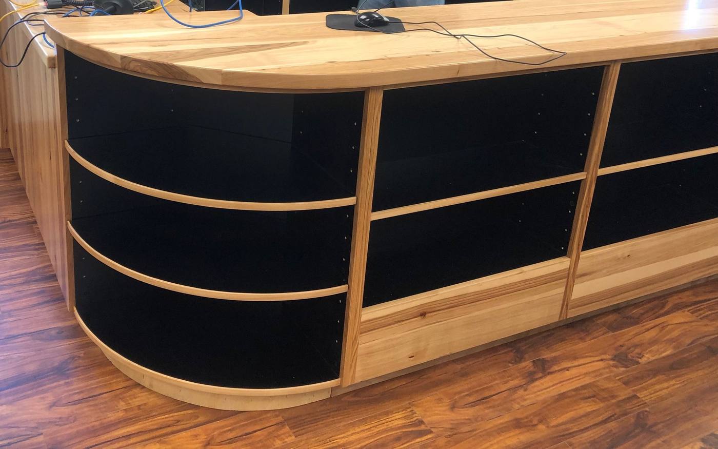 Nosler: Curved wood service counter